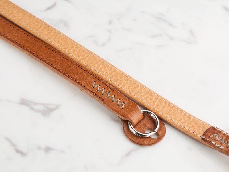 表面はプエブロ、裏面はミネルバボックスを採用。両表（りょうおもて）仕立ての贅沢な作りだ