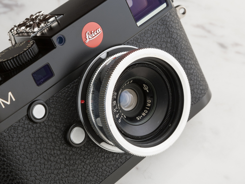 シルバーつながりでオリオン-15 28mm F6を装着。コンパクトでハンドリングしやすいレンズだ