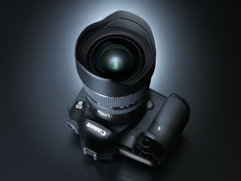 ズームによって移動した光学系の先端が強度不足にならないよう、二重構造のフードを採用。