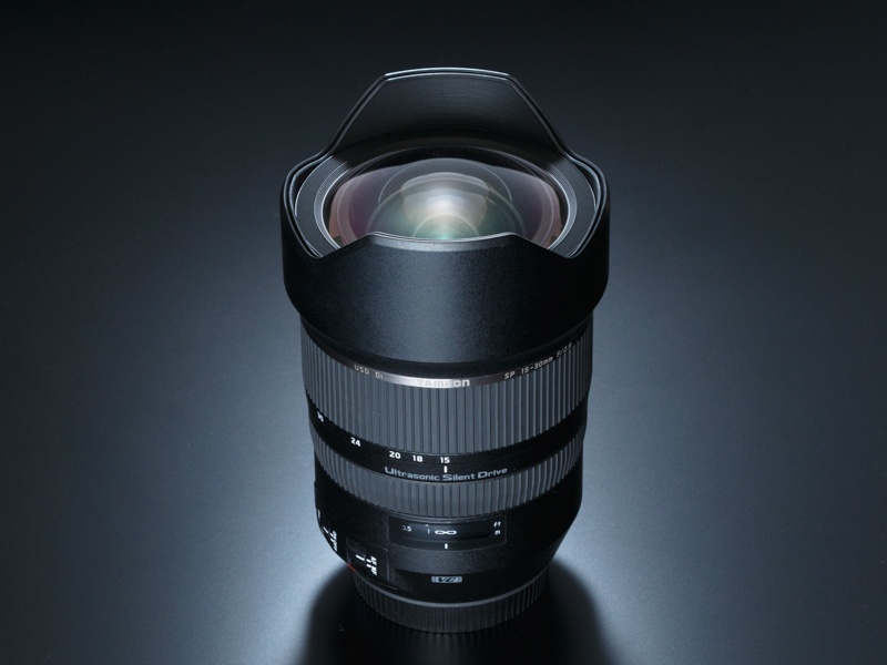 ズームを15mm側にした状態。最前面のレンズには、撥水・撥油性に優れた防汚コートが施され、汚れのクリーニングがしやすくなっている。フィルター装着には非対応だ