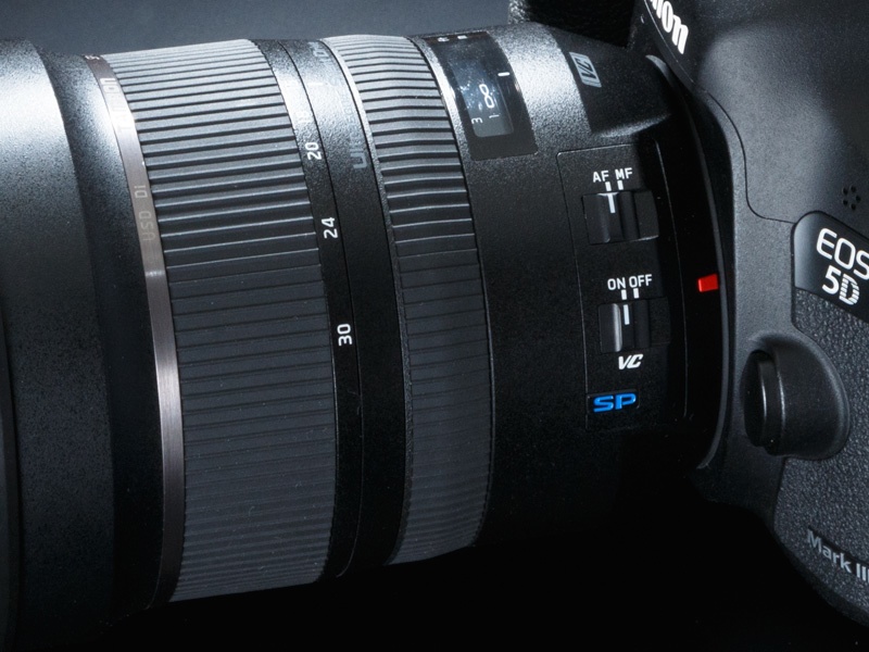 鏡胴部には、幅の広いズームリングとフォーカスリングを装備。どちらにも指にしっくりとなじむラバーパターンを採用。手ブレ補正は、側面のスイッチ操作でオン/オフの切り替えができる