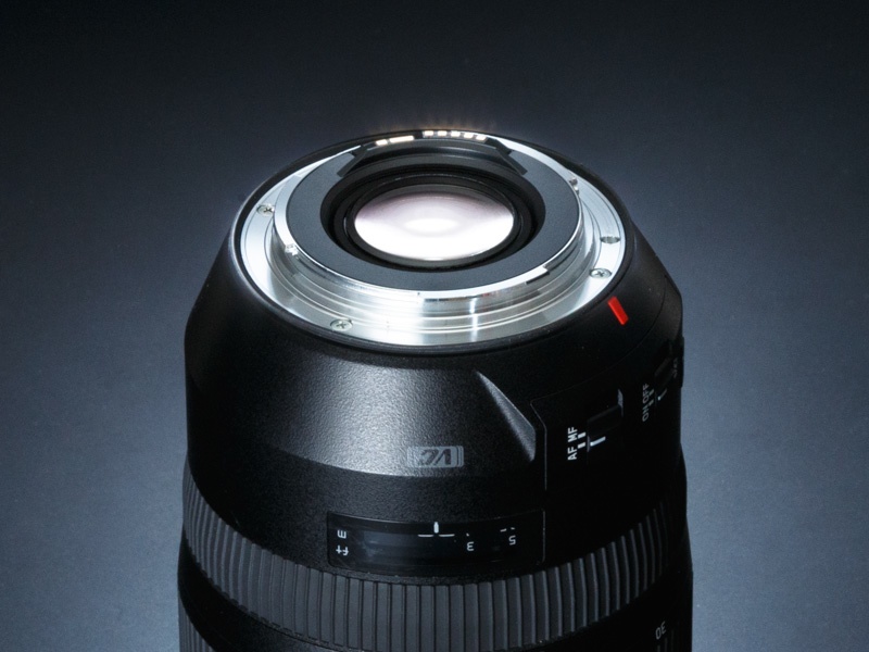 マウント部はもちろん金属製だ。マウント周辺には、水滴などの侵入を防ぐゴムリングが配置されている