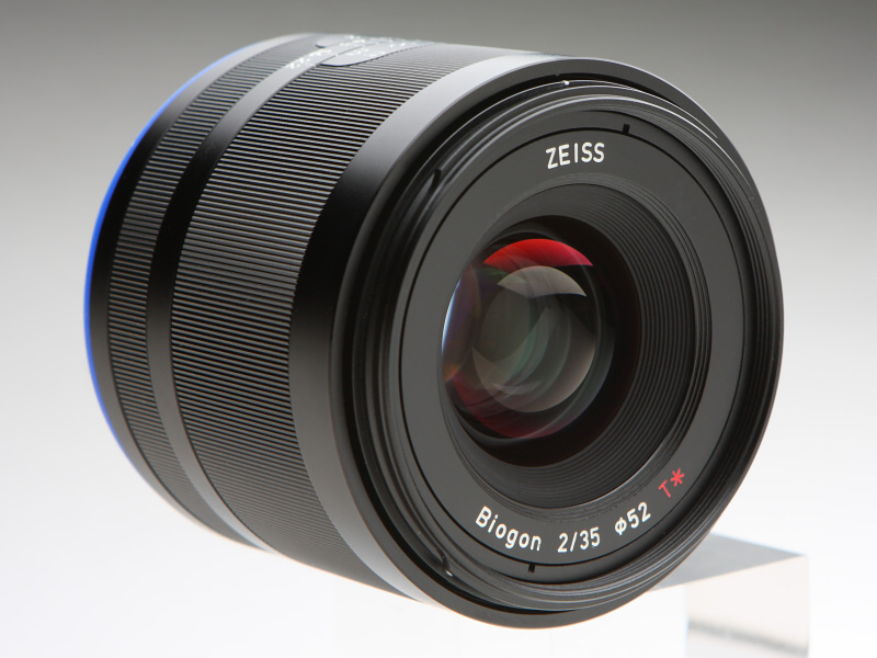レンズ名はLoxia 2/35であるが、レンズ前面飾り枠にはBiogonの名前が。ビオゴンはバックフォーカスが短いため、距離計連動用の交換レンズに用いられることが多いが、同様にミラーレスにも適している