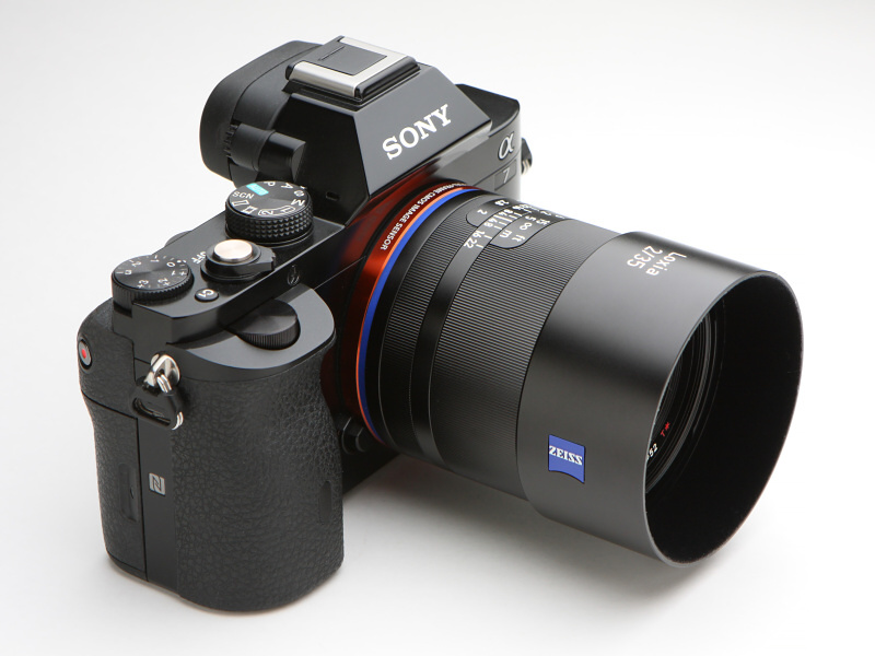 レンズフードはLoxia 2/50と同様金属製。内側は植毛が施される。カールツァイスの青いバッジは、このレンズフードをレンズに装着したときの左右両脇に付く