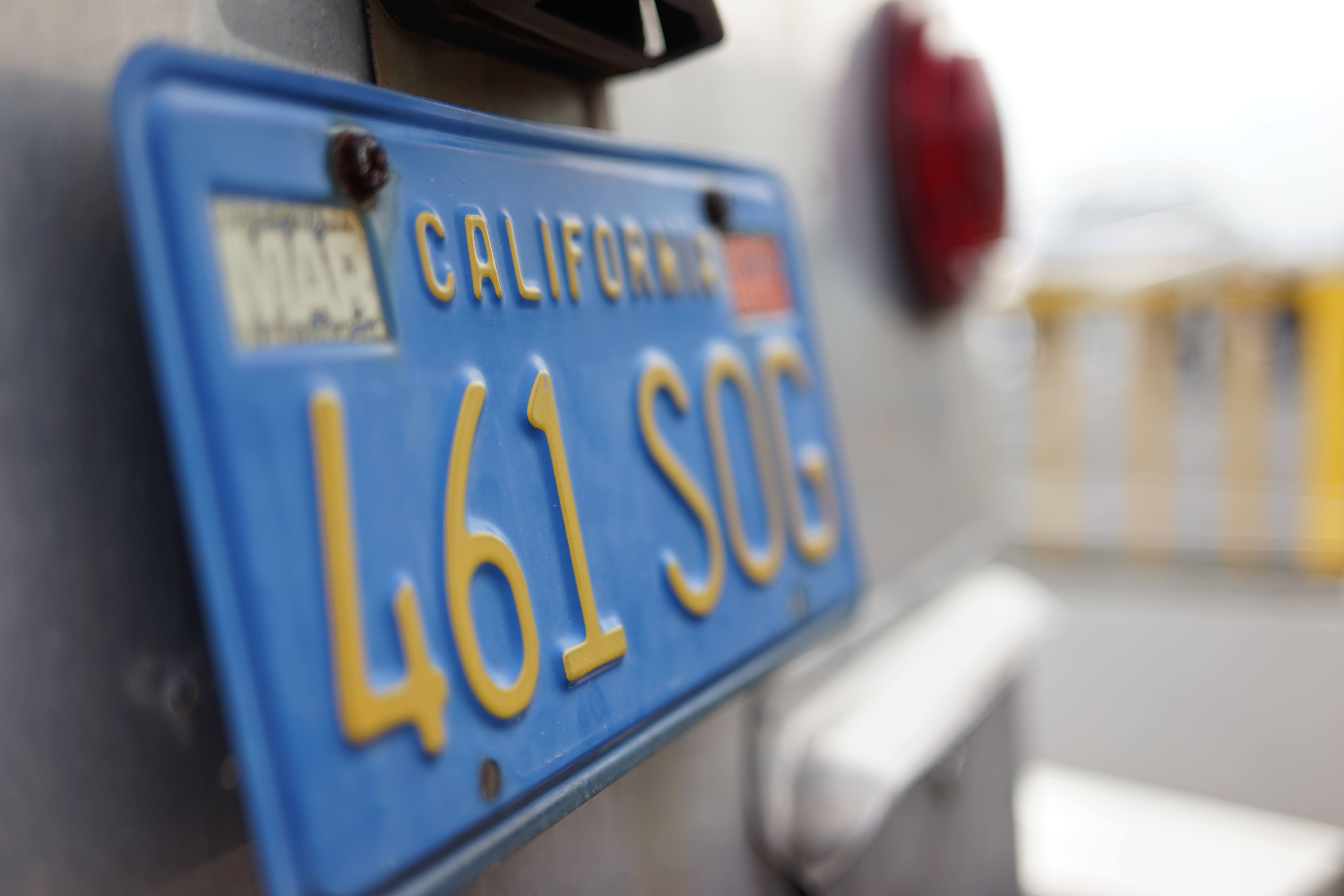 絞り開放・最短撮影距離（約30cm）で撮影。α7 / 1/1,000秒 / F2 / +0.7EV / ISO100 / 絞り優先AE / 35mm