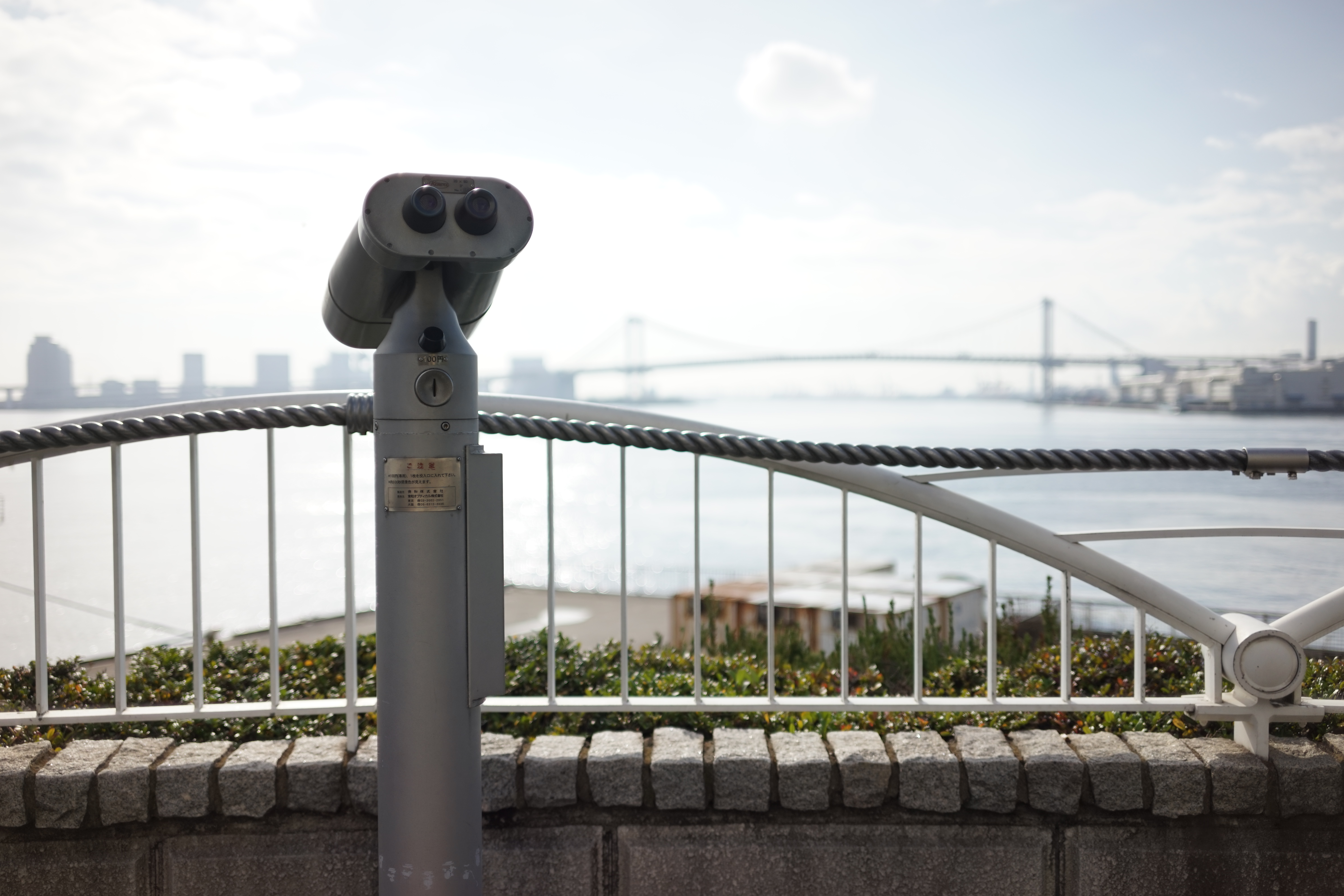 絞り開放・距離数mで撮影。α7 / 1/6,400秒 / F2 / +1EV / ISO100 / 絞り優先AE / 35mm