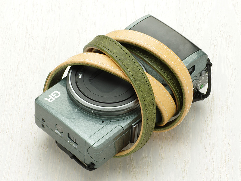 金属製のパーツを使わないため、ラフに扱ってもカメラが傷つきにくいとする