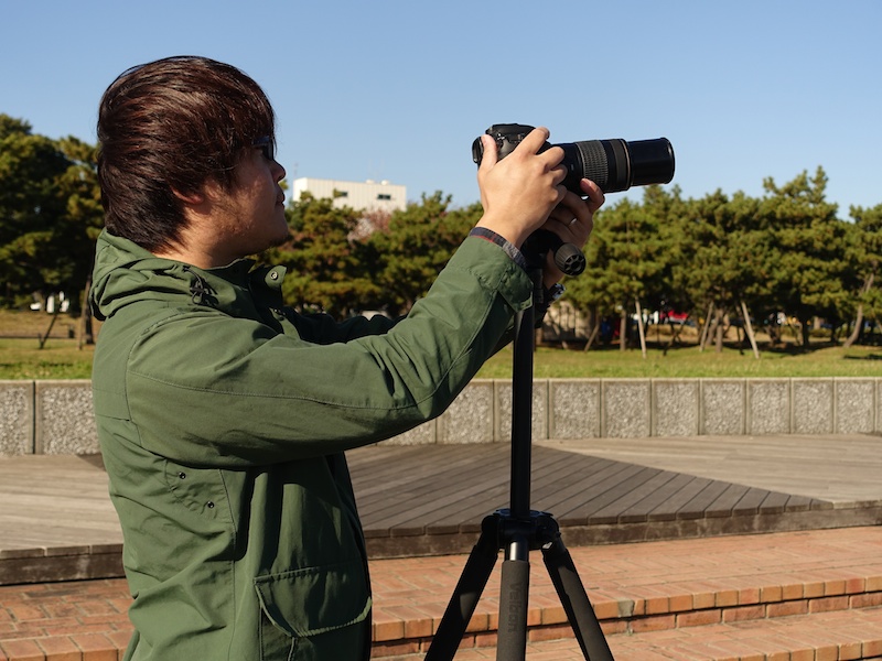 ジオ・カルマーニュE535Mで撮影中。身長178cmの筆者だと、エレベーターを伸ばさなくてはライブビューできない。それを除けば、機材とのマッチングはベストだと感じた。造りの割に軽量なのもうれしい