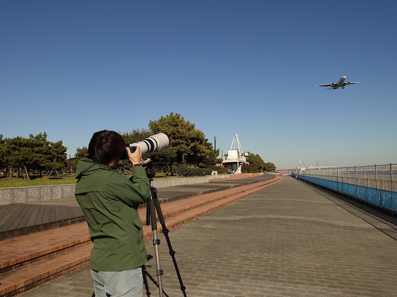 FHD-71QNを使い、迫りくる旅客機を連写しながら追う。しっかりした三脚（ジオ・カルマーニュE740）があってこその撮影だ。