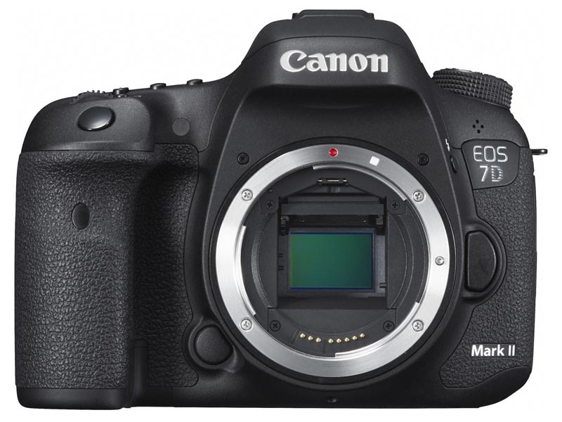 EOS 7D Mark II。発売は10月30日。実勢価格は、ボディのみ22万円前後、EF-S18-135 IS STMレンズキットが26万円前後、EF24-70L IS USMレンズキットが36万円前後（いずれも税込）