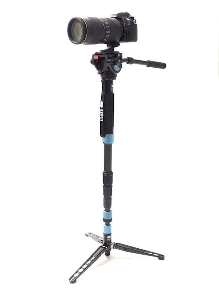 フルサイズ一眼レフカメラのニコンD750とAF-S NIKKOR 80-400mm f/4.5-5.6G ED VRとを組み合わせてみた。剛性感も十分にあり問題ない。グリップ部は360度回転するのでパン撮影もしやすい。