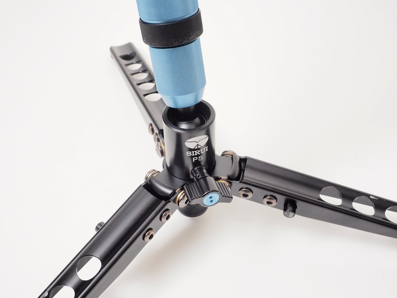 削り出し部品を多用することで精度と強度があり、動きは非常に滑らか。補助脚の接合部にポールジョイントが装備される。