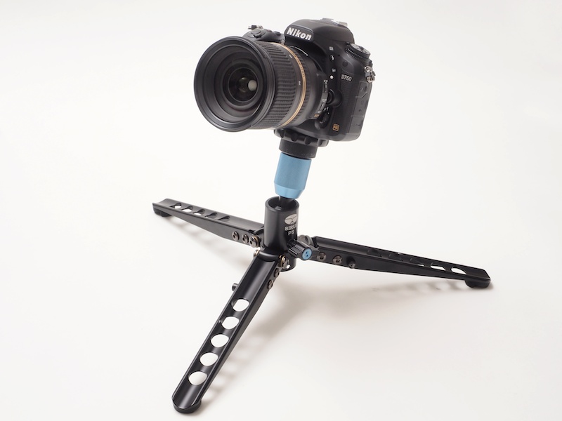 取り外した補助脚はテーブル三脚として利用できる。ポールジョイントが補助脚側にあるのでアングルを調整できる。比較的大型のカメラでも問題なく固定できた。