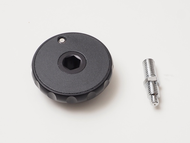 一脚用カメラ台プレートを取り外したところ。カメラネジは太ネジと細ネジの両方に対応する。