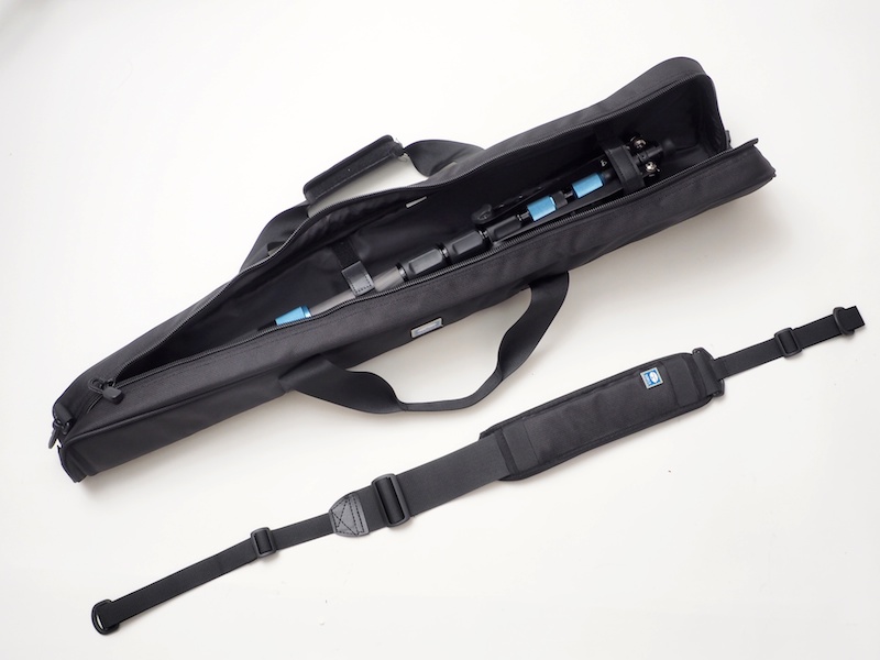 専用ケースが付属する。クッションが装備された立派なものだ。