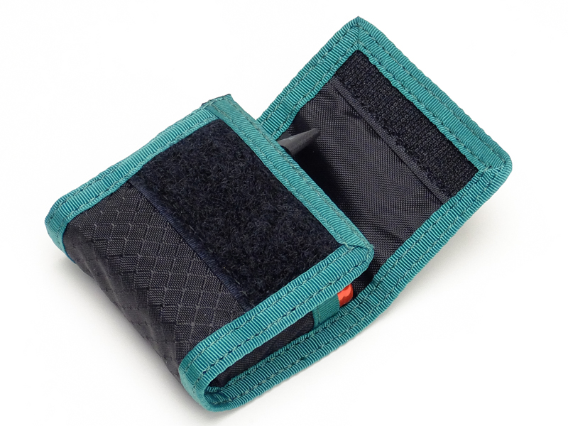 こちらも面ファスナーで止めるタイプ