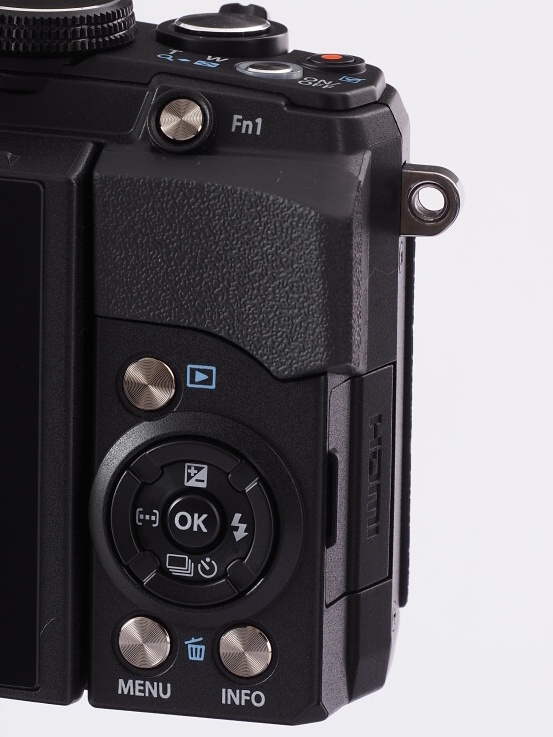 XZシリーズとOM-Dシリーズの操作系を足したようなボタン配置。節度感もしっかりしたものだ。背面グリップは適度に親指側面にフィットする