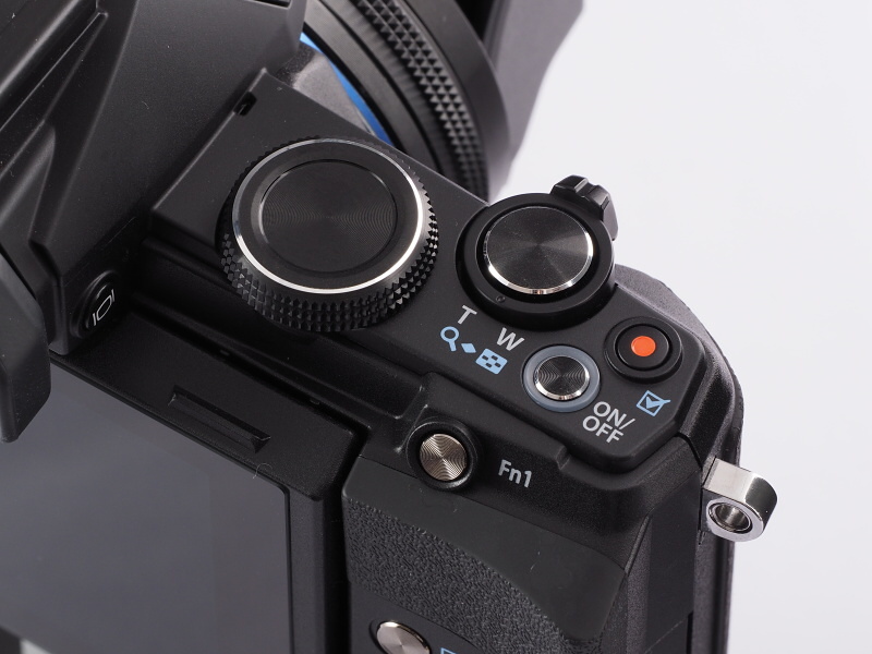 ファンクションボタン1のデフォルト設定は2倍テレコン。ズームはシャッターボタン脇のズームレバーでも可能だ