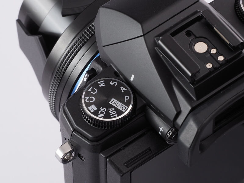 モードダイヤルにロックボタンは設けられないが、しっかり重めで誤操作はない。ファインダー脇には視度調整ダイヤルが見える