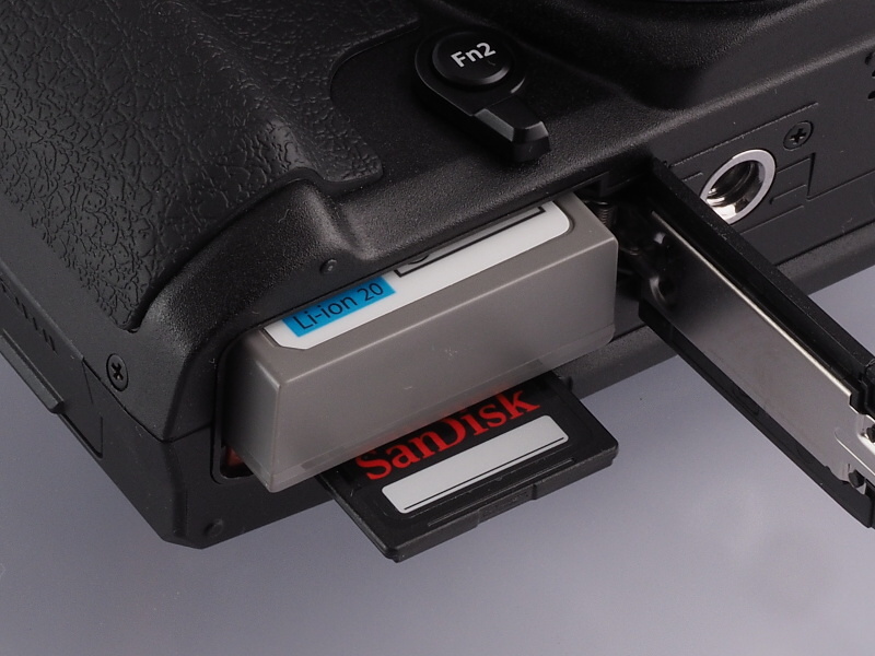 電池は容量アップしたBLS-50（1,210mAh）。先代に同梱されたBLS-5（1,150mAh)も、問題なく利用可能