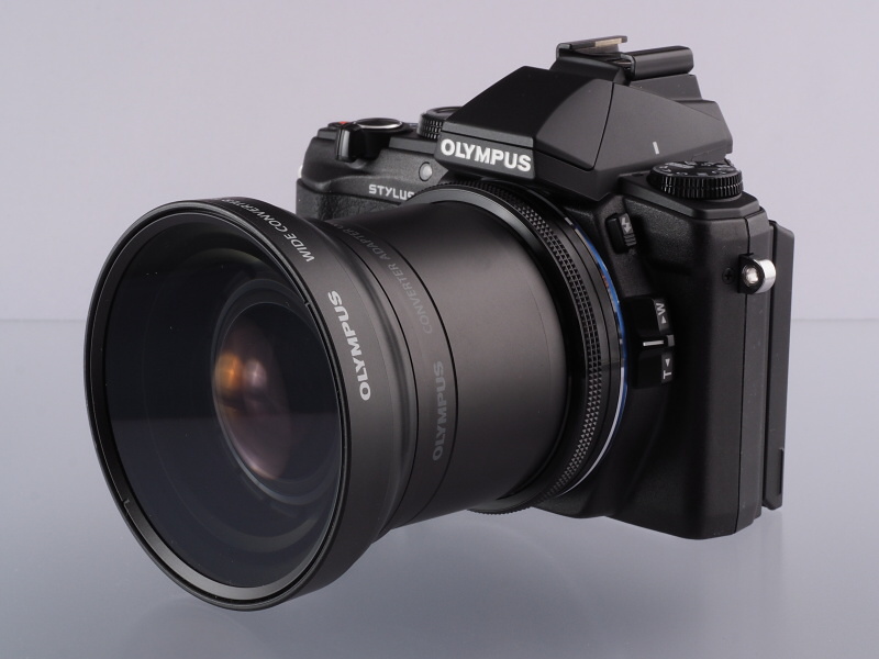 ワイドコンバージョンレンズでは22.4mm相当に。レンズと本体の間に、アダプターを介するが、アダプターには後部キャップがなく、持ち運びや脱着はやや面倒