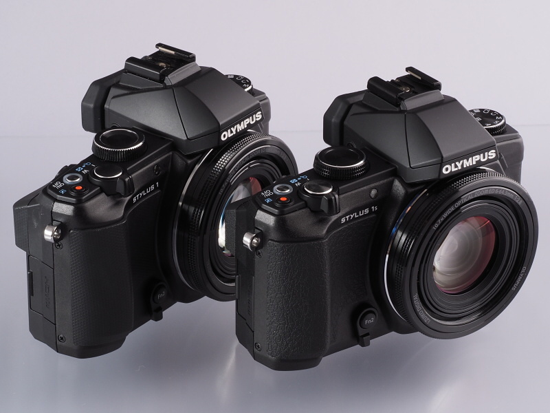 STYLUS 1S（右）とSTYLUS 1（左）。グリップ表面や上面ダイヤルの側面加工の違いなど、極めて小さな変更点にとどまる