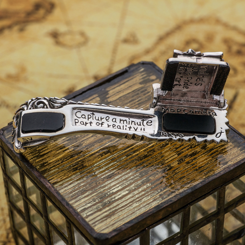 背面には小説の一節や写真家の名言といった言葉が刻まれている