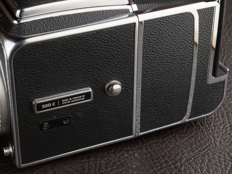 ハッセルブラッド500Cは両側面に丸い金具がある。ここに専用金具を引っかけてストラップを取り付ける