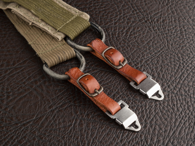 取り外した金具をお気に入りのストラップに装着。ハッセルにストラップの自由が訪れる