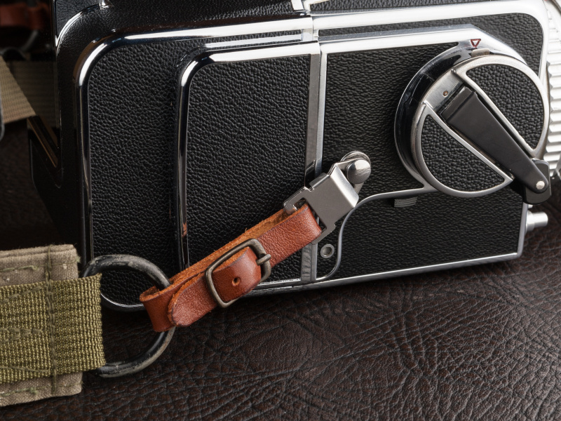 ハッセル本体にストラップを装着したところ。ワンタッチで着脱できるのがこの金具の利点だ