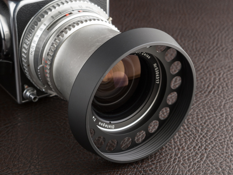 パンチング仕様のレンズフードは、YAMAスペシャルパーツが得意とするデザインだ