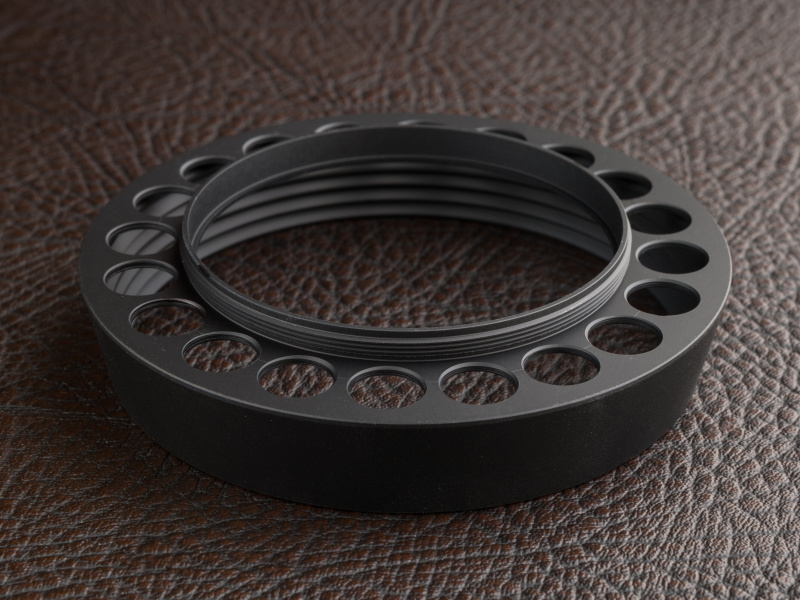 YAMAスペシャルパーツのレンズフードはスクリュー式で、手軽に着脱できる。