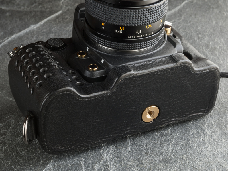 付属の真鍮ネジでカメラに固定する。真鍮ネジには三脚穴が空いている