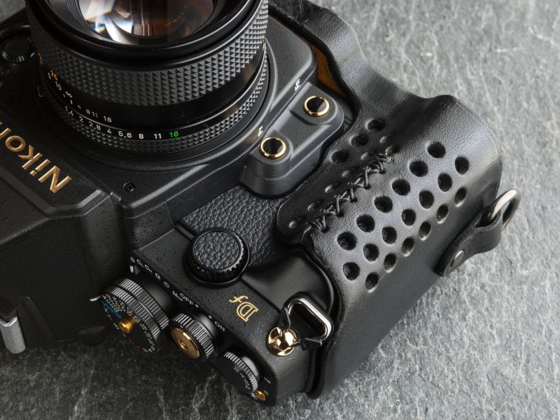 ディンプル加工をモチーフにした大きなパンチングが本ケースの真骨頂だ