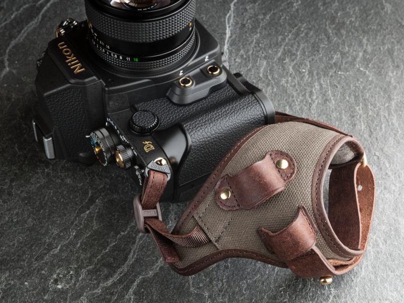 アルチェーレ・グランデをニコンDfに装着。ほどよいビンテージ感でよく似合う