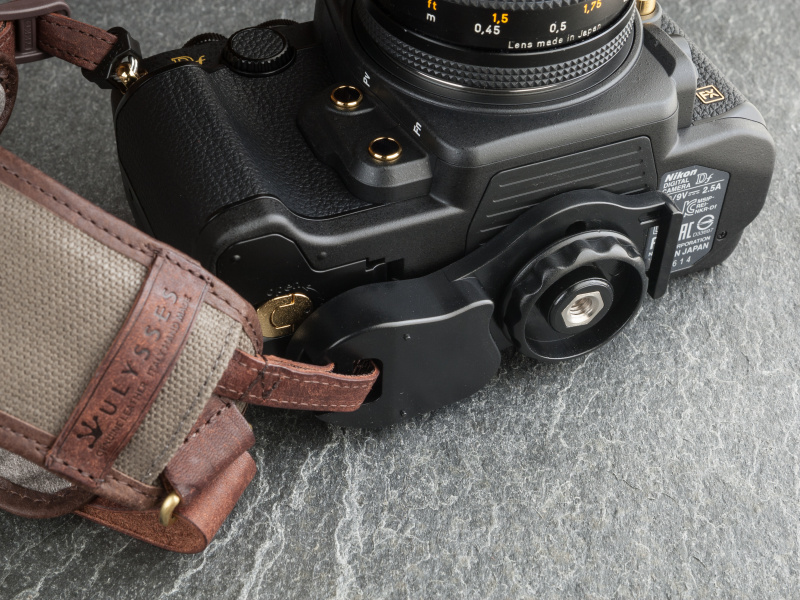 カメラの三脚穴にベースプレートをネジ止めする。ダイヤル付きのネジで工具は必要ない