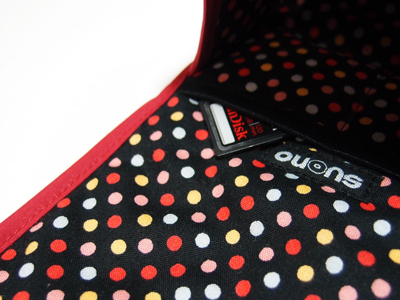 内部のポケットは中央に縦割りのステッチが入っている