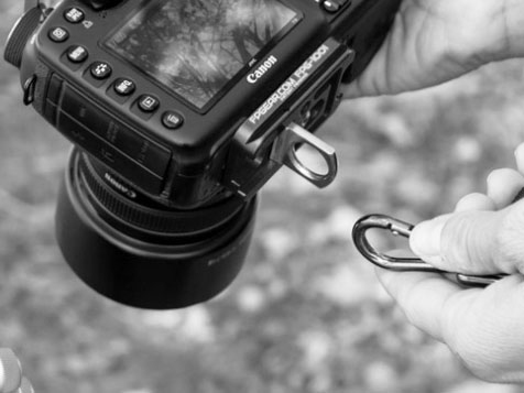 プレートからアタッチメントループを引き出し、スリングストラップの器具を着脱するだけでアルカスイス互換のプレートに切り替えられる