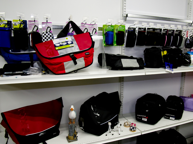 ケンコー独自のaostaシリーズや、タムラックなどのカメラバッグも展示されている。