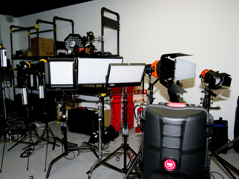 併設のスタジオ。KPIが取り扱うスタジオ商品が並んでいる。一般利用はしばらく先になるとのこと