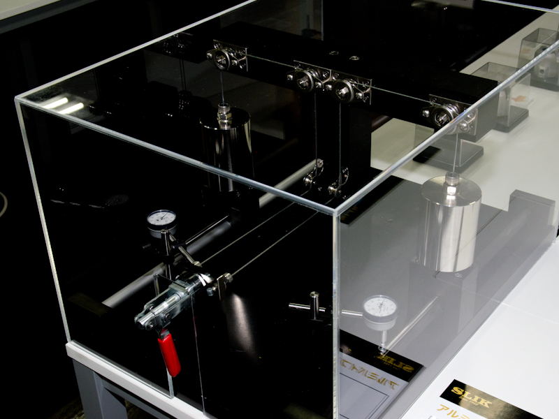 錘とワイヤーによってカーボンパイプのたわみ量を比較できる装置