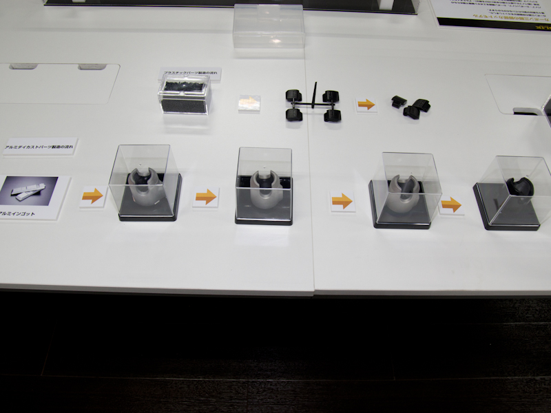 アルミダイカストパーツを加工段階別に並べている