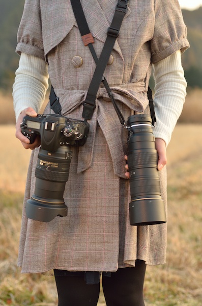 右が今回の主役、GoWingレンズホルダー。カメラ用ストラップとしては、CustomSLR伸縮エアーストラップセットS（左）を使用した。