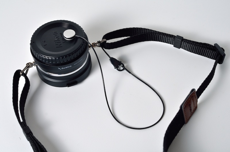 ボディキャップホルダーも付属する（ボディキャップは含まれない）