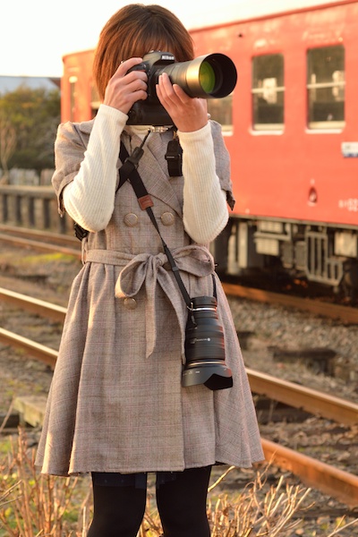 今回、カメラにはCustomSLR製「伸縮エアーストラップセットS」を使用した。カメラ底面にストラップを固定するタイプのほうが、GoWingレンズホルダーと組み合わせやすい。