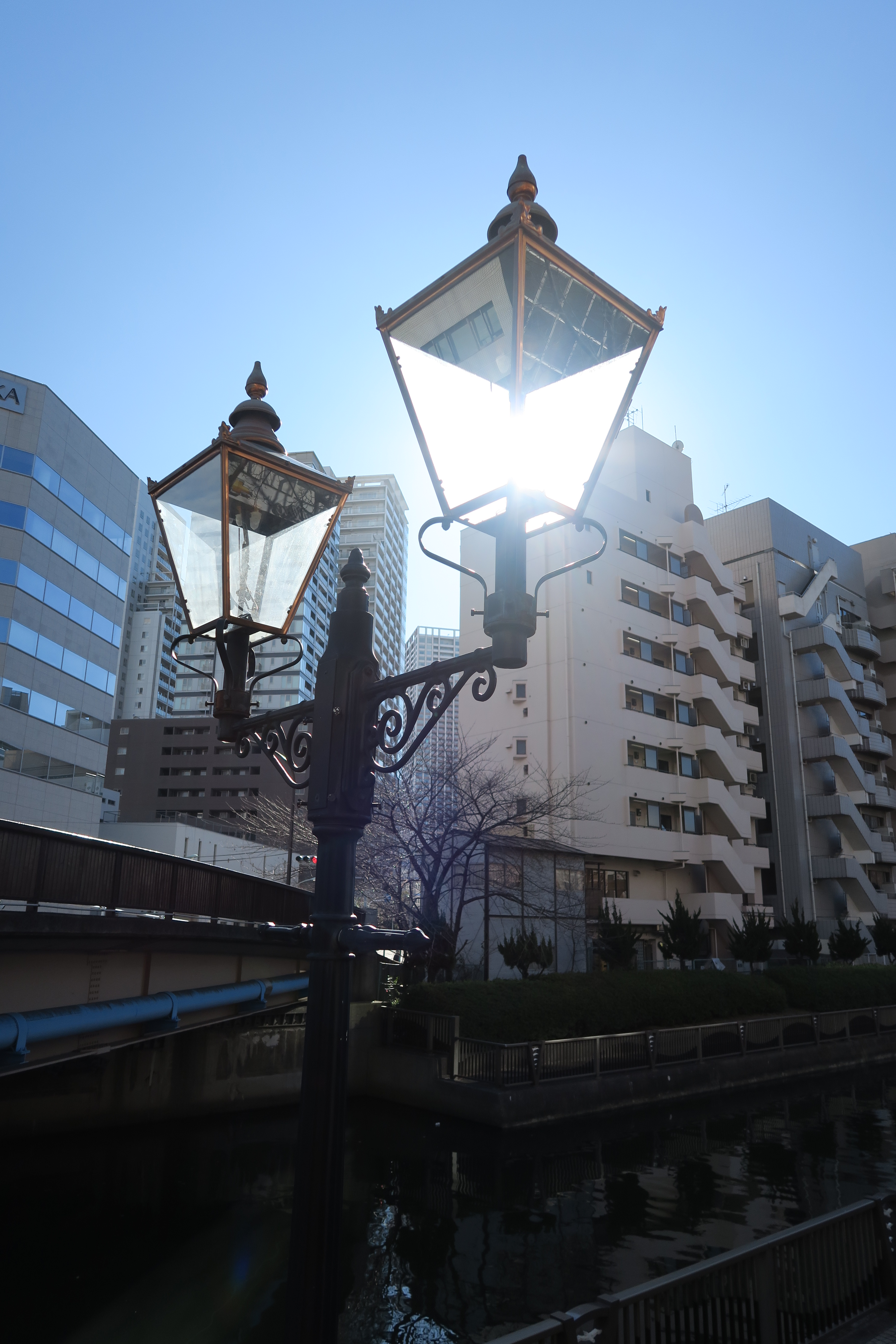 ISO125 / F2.8 / 1/2,000秒 / ±0EV / 8.8mm。ちょっと意地悪く真逆光で撮影を行ってみた。フレアは発生しているが、それでもこのレベルで留まっているのはコンパクトデジタルカメラとして褒めてよいだろう。