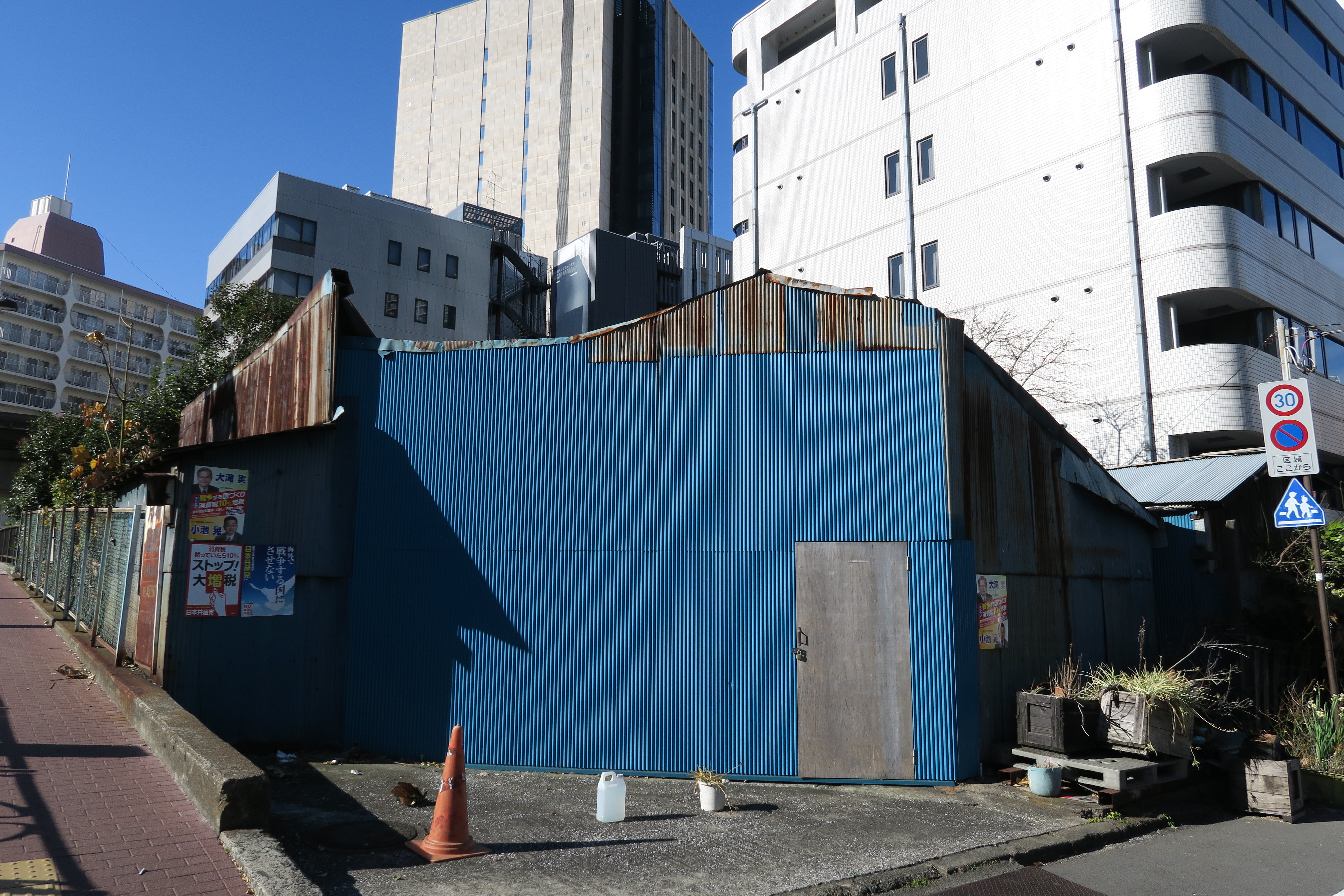 ISO125 / F4 / 1/1,250秒 / ±0EV / 8.8mm。ワイド端8.8mm（24mm相当）で撮影を行っている。絞りはF4。画面周辺部までコンパクトデジタルカメラとしては上々の描写。色のにじみの発生もよく抑えている。