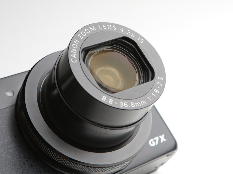 G7 Xには、8.8-36.8mmF1.8-2.8を搭載。35mm判換算で24-100mm相当とする。いうまでもなく、こちらのほうがより強い望遠効果が得られる。