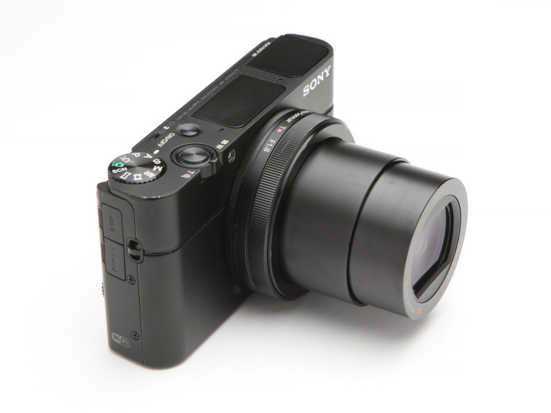 RX100 IIIのワイド端時（左）とテレ端時（右）。ワイド端のほうがレンズの繰り出しが大きい。