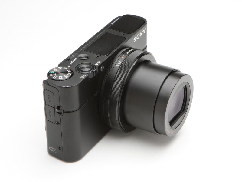 RX100 IIIのワイド端時（左）とテレ端時（右）。ワイド端のほうがレンズの繰り出しが大きい。